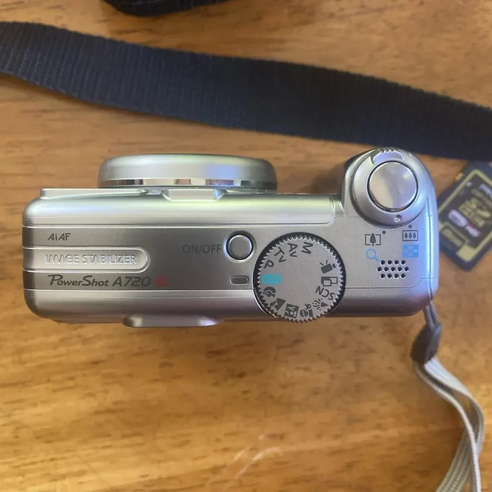 Canon PowerShot A720 IS 8MP Digital Camera 6x Optical Zoom w/8GB Card